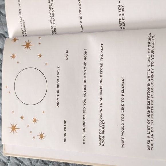 Moon cycle Guided Journal - Picture 4 of 5